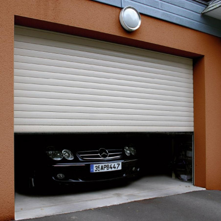 Comment poser ma porte de garage enroulable avec coffre?